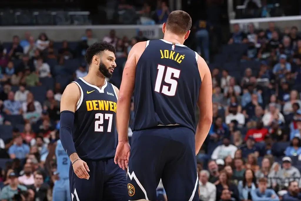 约基奇就是一个骗子，一个夏天没碰篮球的他依旧可以统治NBA！

约基奇在今年夏天