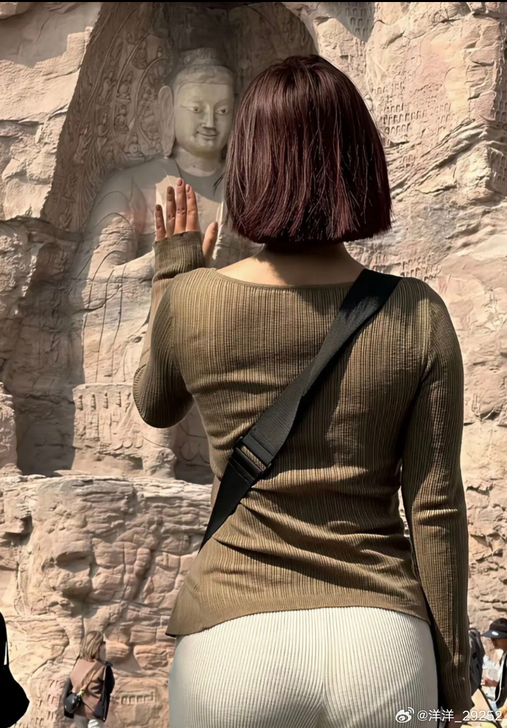 洋洋高锐”送·佛◎候鸟飞走了还等……什么◎立秋己入怀枫叶……渐红◎站在佛前面一语
