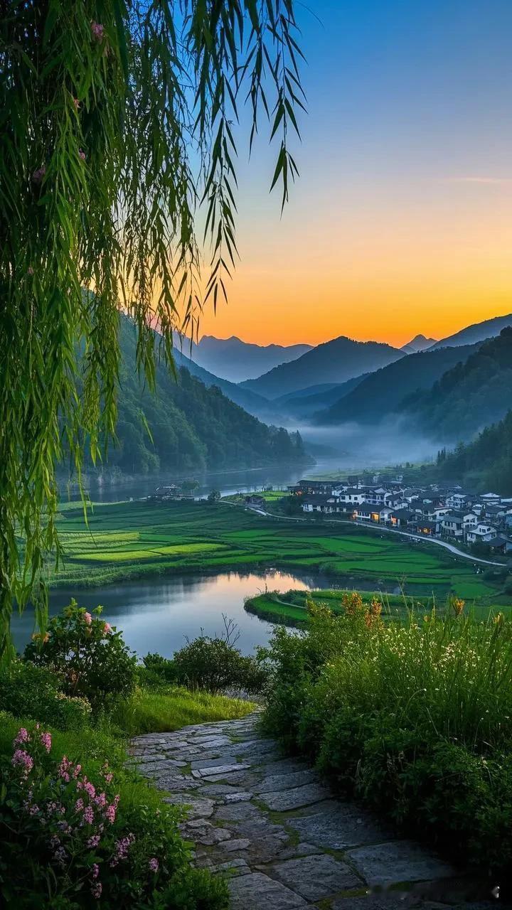 静景诗笺

山川静美映朝阳，
碧水悠悠绕村庄。
柳丝轻舞风中扬，
远山含黛雾茫茫