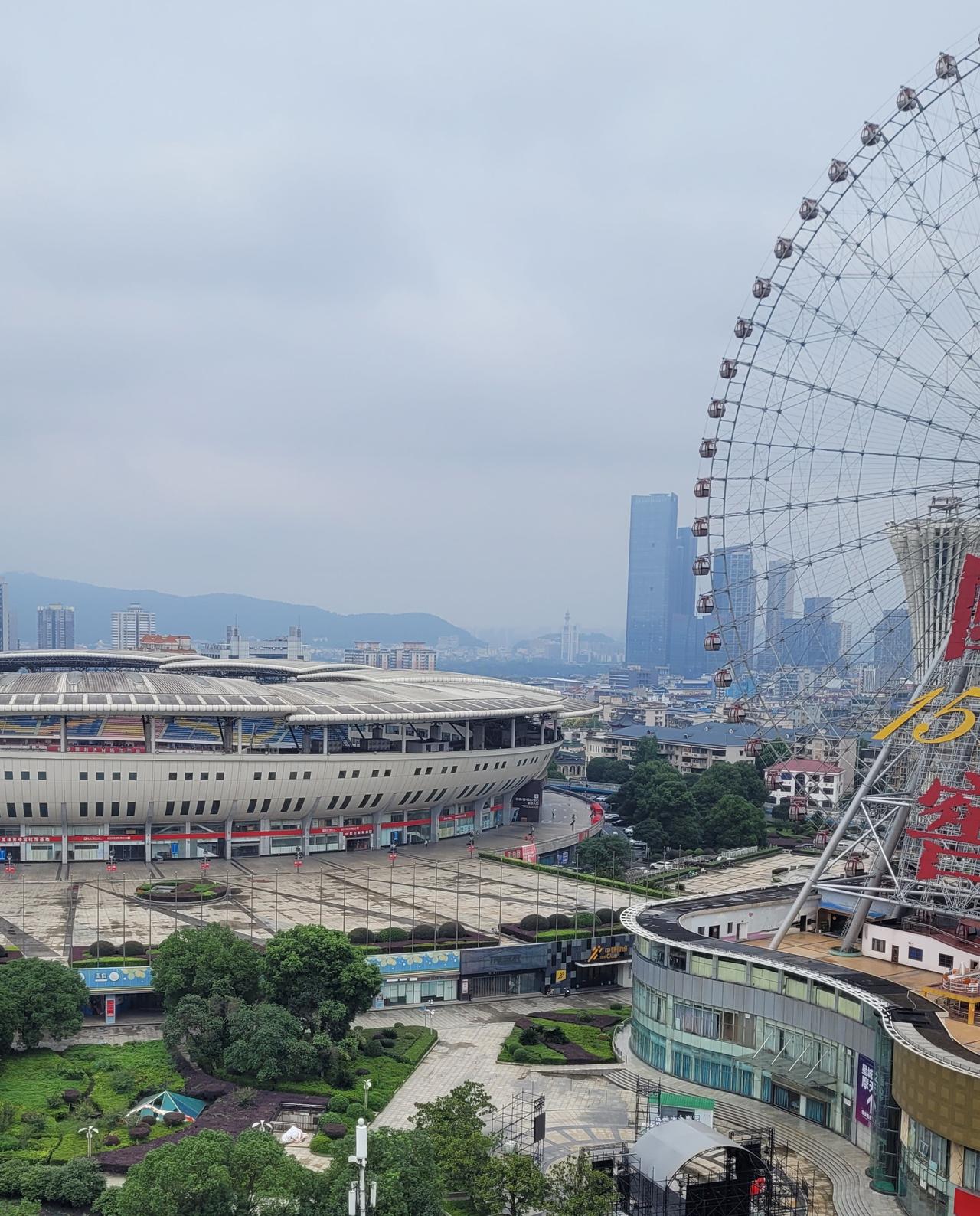 同是南方，为啥长沙与上海天气差别大？

长沙连续一周下雨，温度骤降至20度以下。