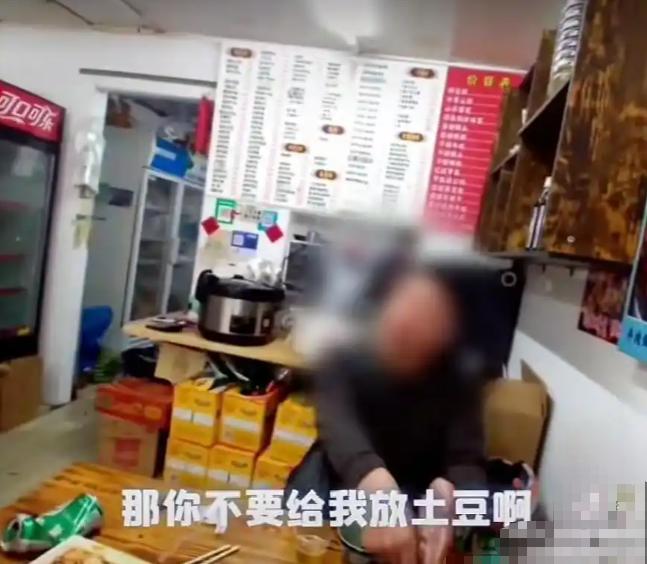近日，上海市公安局宝山分局杨行派出所一名年轻民警，因一次"大盘鸡里该不该放土豆"