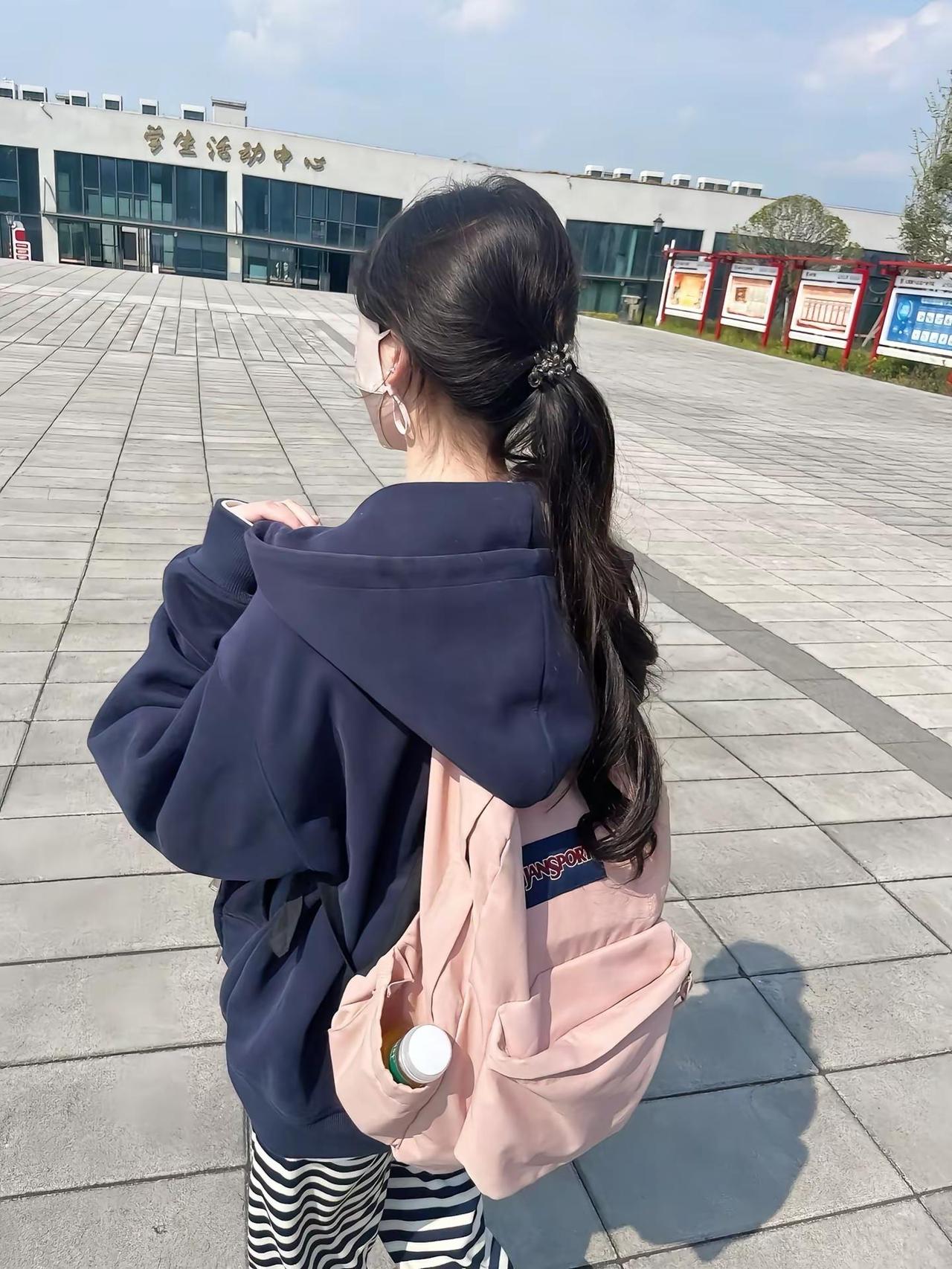 认出你太容易了 你的书包 鞋子 身高 背影 还有走路的姿势 我都太熟悉了