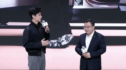 白敬亭现身北京车展问界展台 赴一场车展之约，见一份新锐本色。白敬亭现身展台，从发