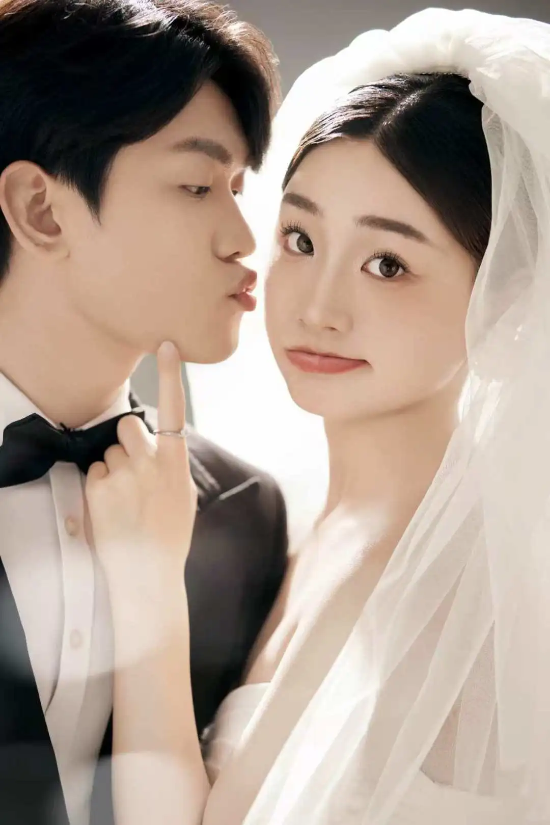 2025武汉婚纱照，室内极简婚纱照火