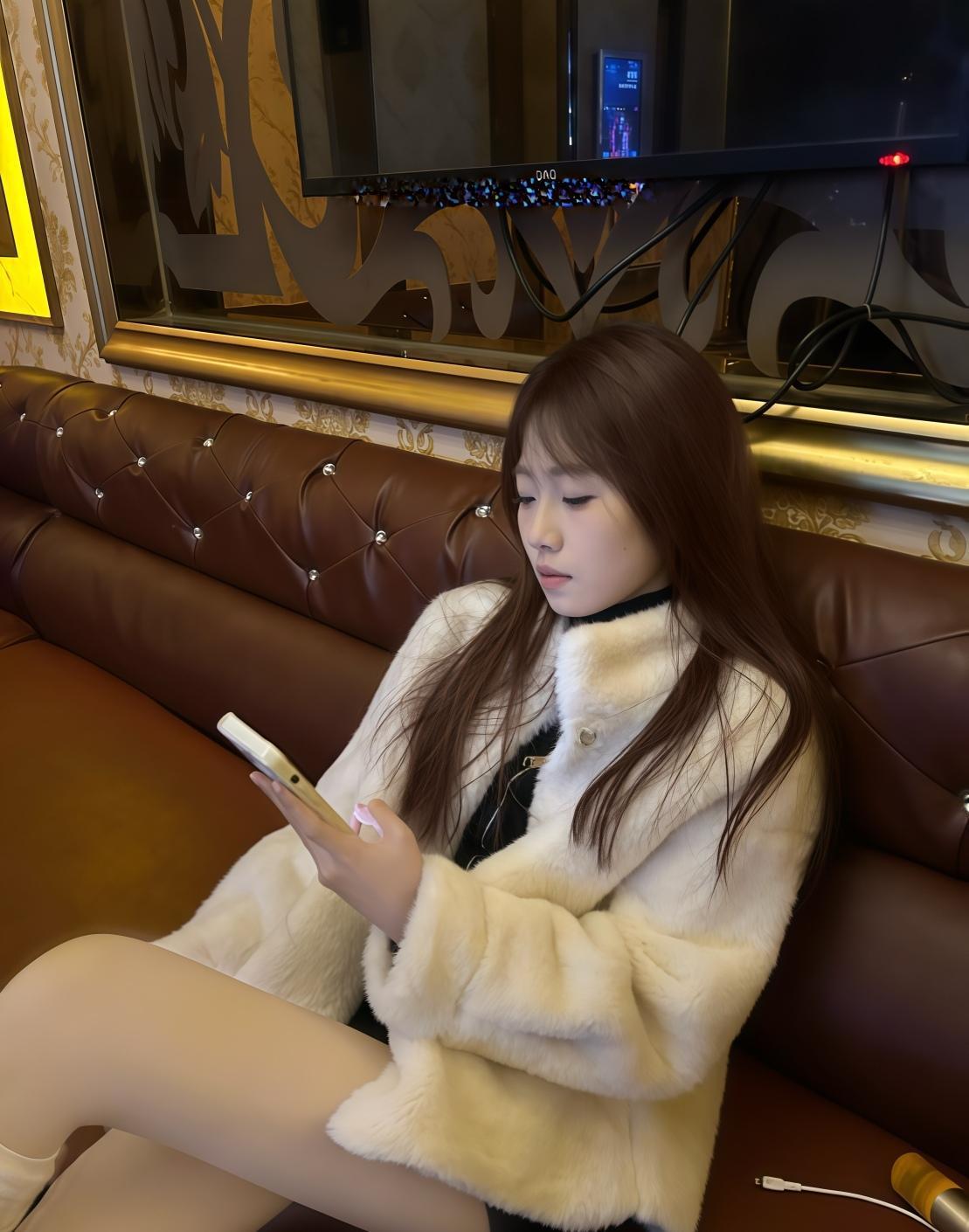 冬日暖阳下的慵懒时光，毛绒外套与手机相伴，享受宁静的午后。