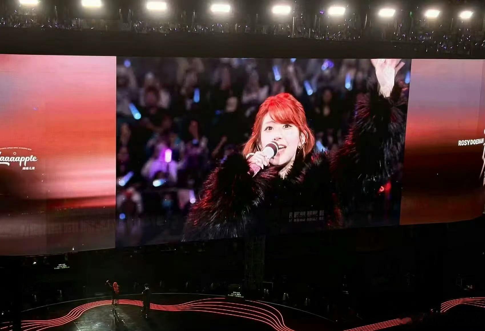 赵露思和粉丝最近真的是过年啊！《许我耀眼》年度大爆！新歌首发！新工作室成立！生日