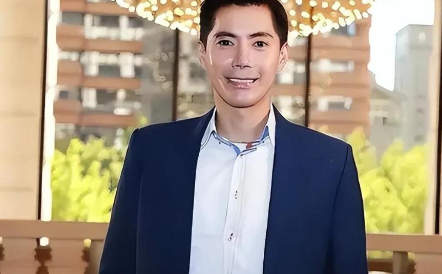 前一天傍晚还在剧组拍戏，第二天下午却倒在出租屋内；门外的外卖一直没人拿，屋里的电