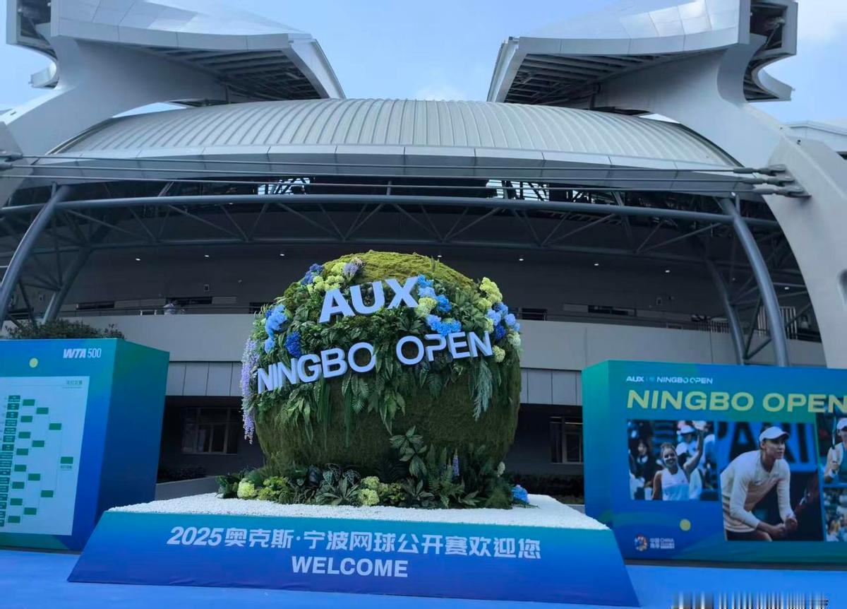 济南的红土场上，马烨欣赢下了自己WTA125的首场胜利，6-3、6-4，她站在场
