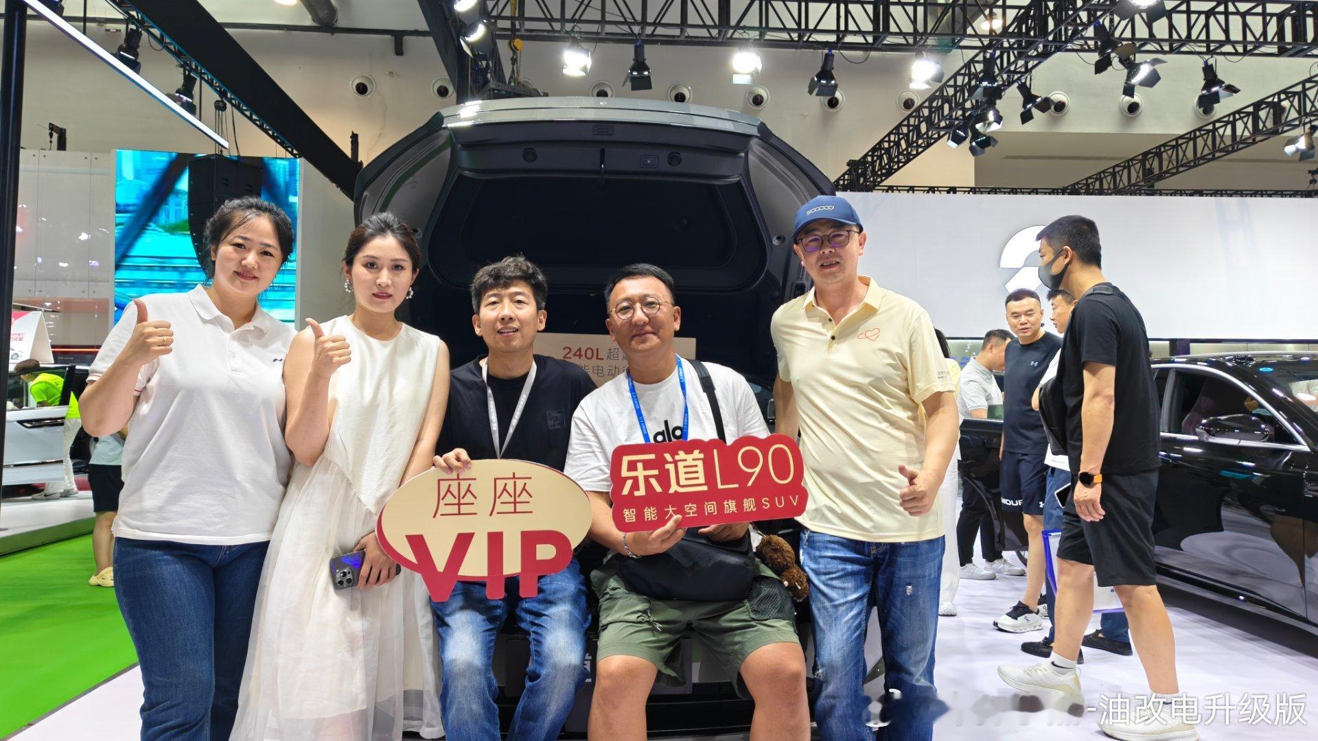 也是好起来了，跟套哥合上影了，女粉多，果然名不虚传，我能实名作证！  ​​​