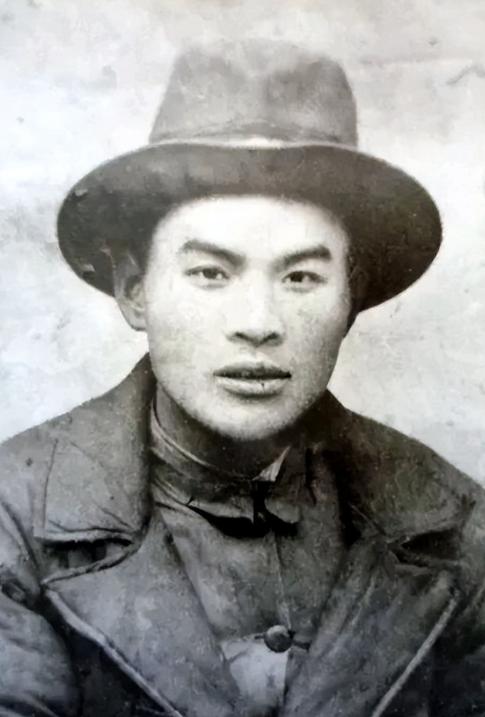 1940年，地下党崔景岳被捕后，密信落入敌人手中，但密信是一张白纸，什么都没有。