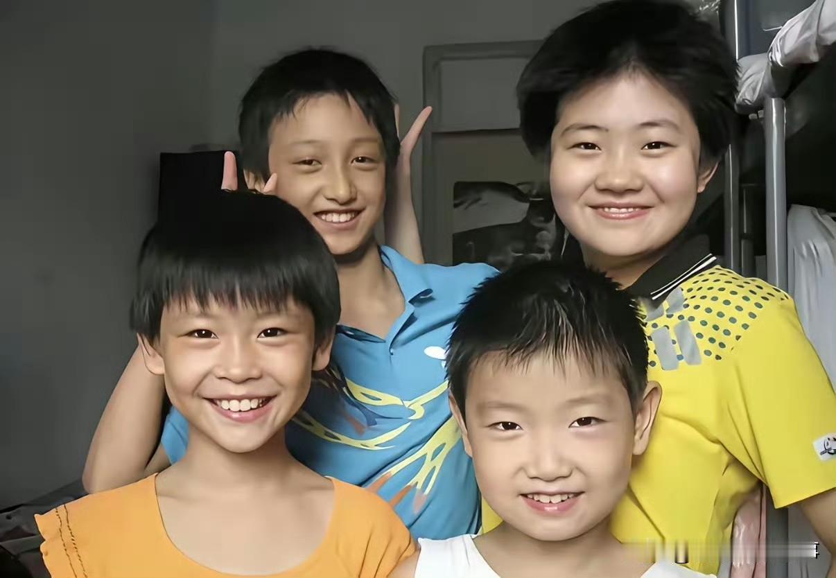 考古孙颖莎童年照 圆萌模样太圈粉
 
乒乓球小将时期的孙颖莎，圆脸蛋肉乎乎的模样