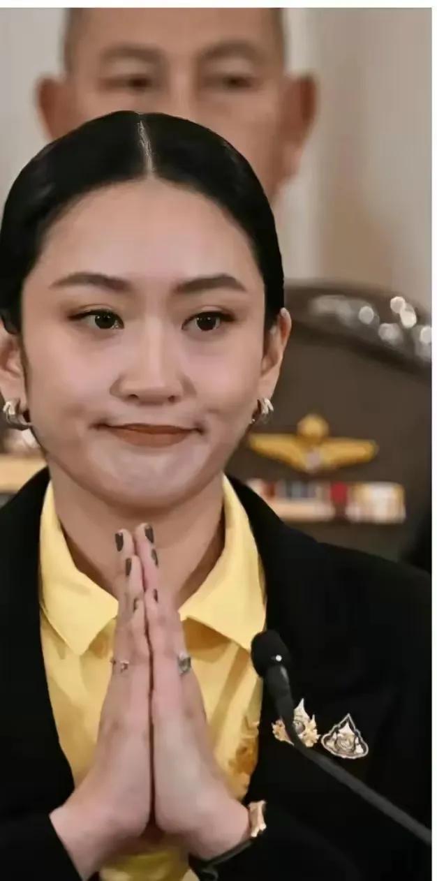 发现没有，泰总理佩通坦虽已卸任，但“虎不倒威”，她的威严和气场仍在！

这次泰柬