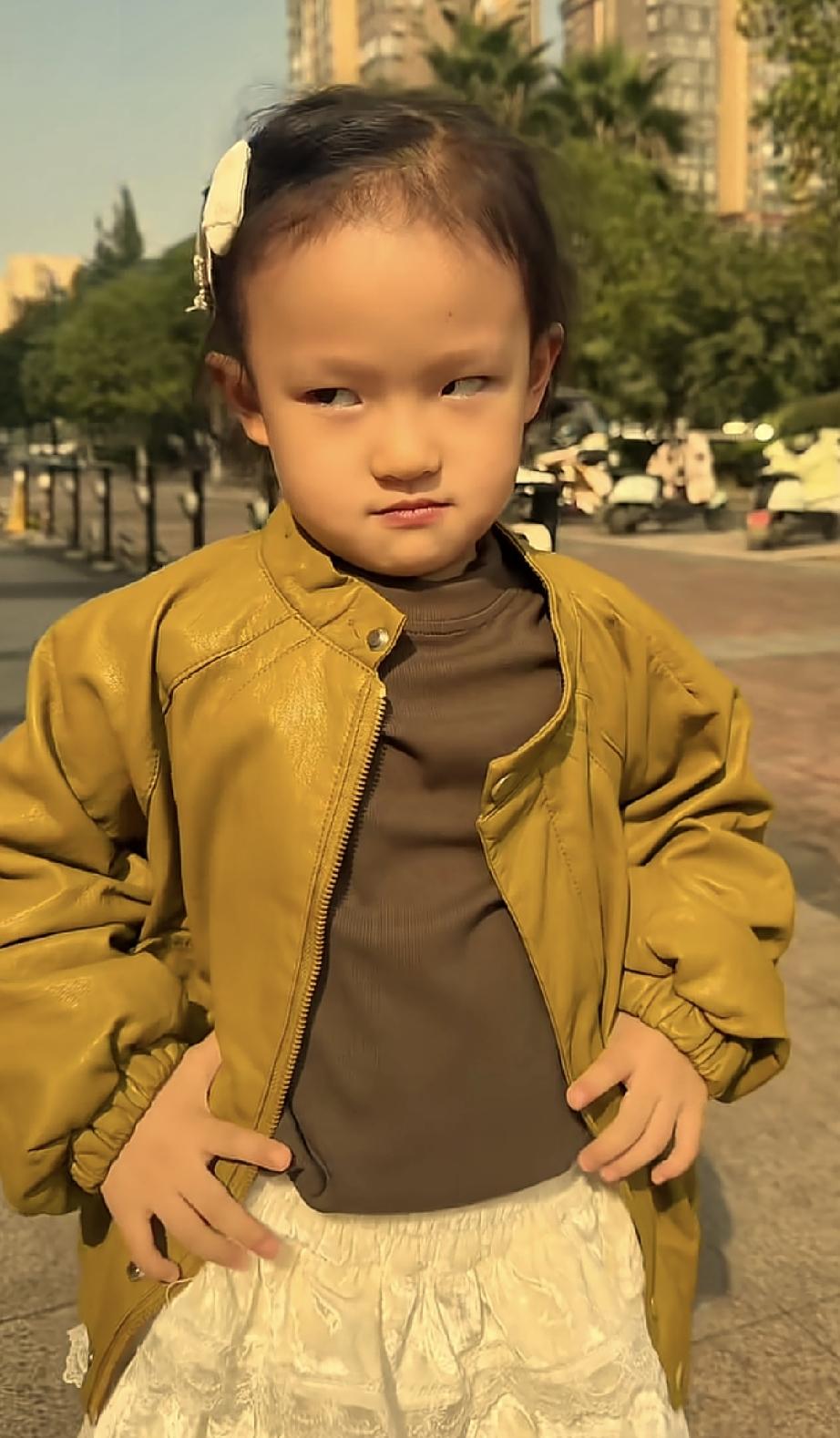 闪闪是女孩子，长的漂亮与否，都不影响长大能嫁出去。
原来闪闪总是会美颜，今天难得