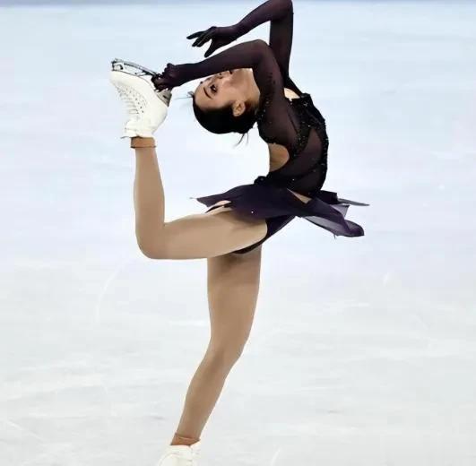 16岁的朱毅已经在花样滑冰领域崭露头角。她的故事不是简单的体育传奇，而是一个执着