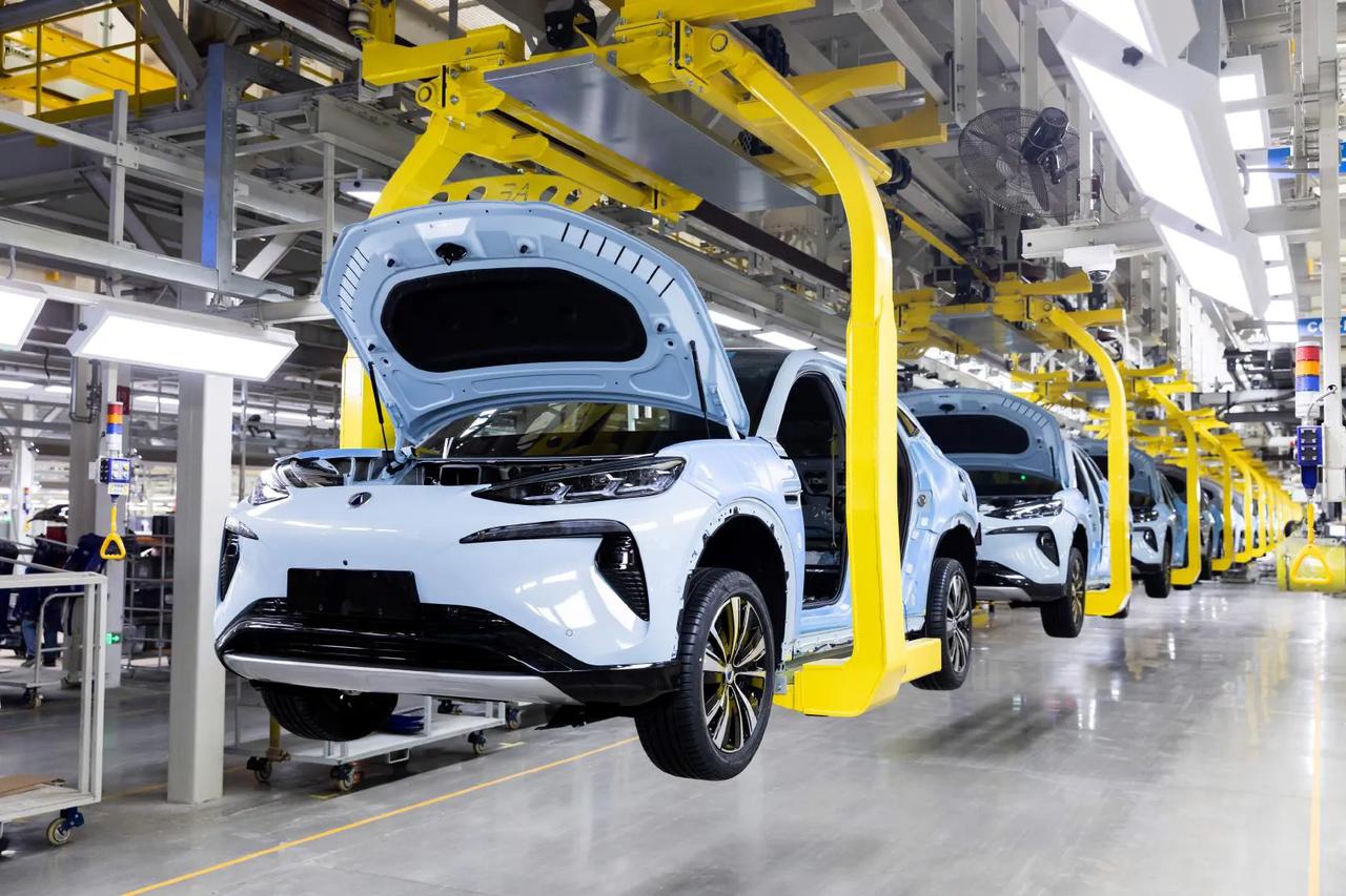 百公里亏电油耗仅2.9L，满电满油综合续航高达2000km，比亚迪第五代超级混动