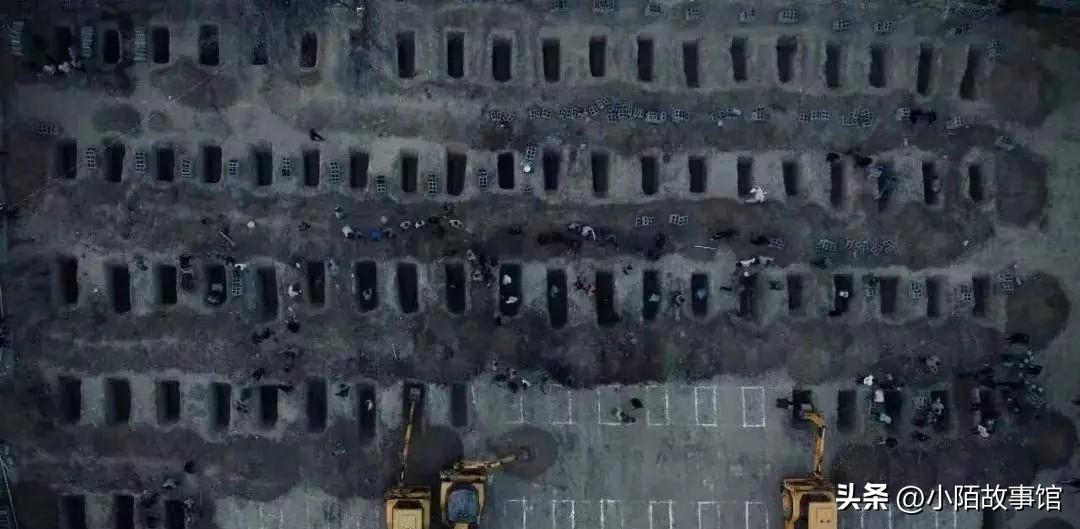 这是开战以来，最让人心碎的一张照片了。

一个挨一个的墓穴，小小的，浅浅的，像这