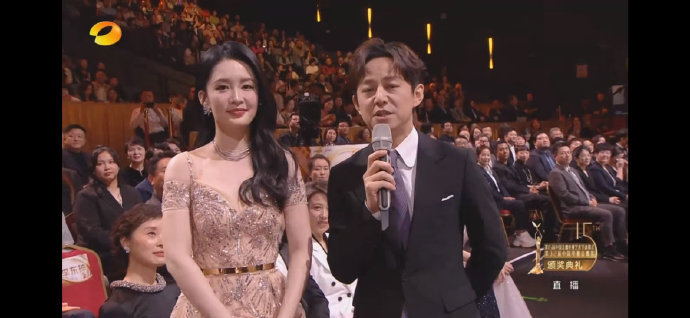 #李沁现场被送鸡腿#金鹰奖直播现场，何老师送上大鸡腿，李沁笑的太开心啦哈哈哈哈哈