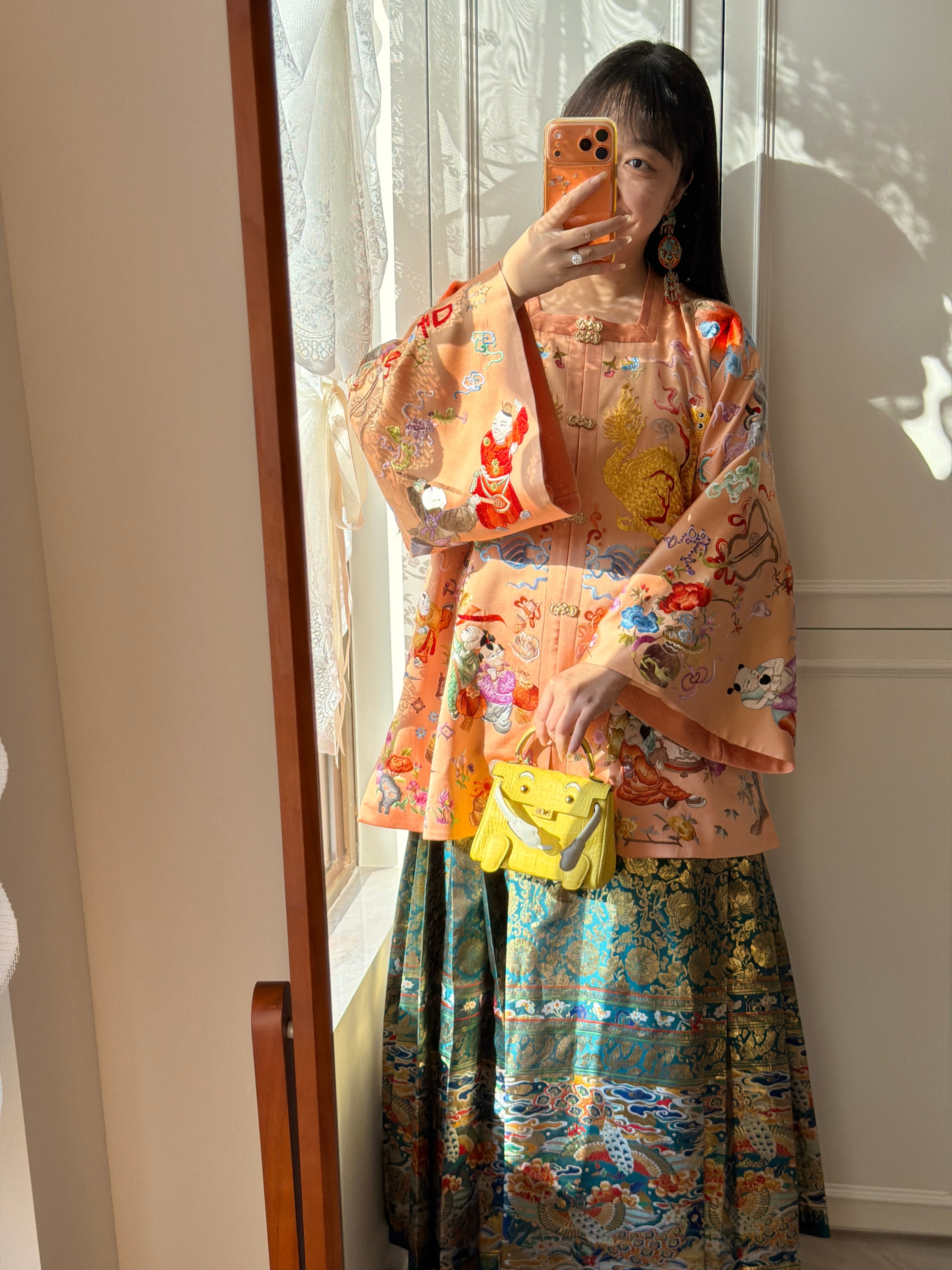 百万级别的爱马仕金盏花黄鳄鱼Kelly doll，千禧娃娃包，搭配绣满娃娃的非遗