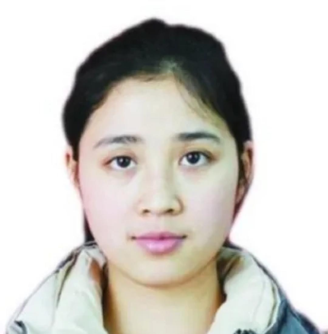 1990年，重庆36岁光棍捡到了一个女婴，含辛茹苦将她拉扯长大。没料到，养女成年