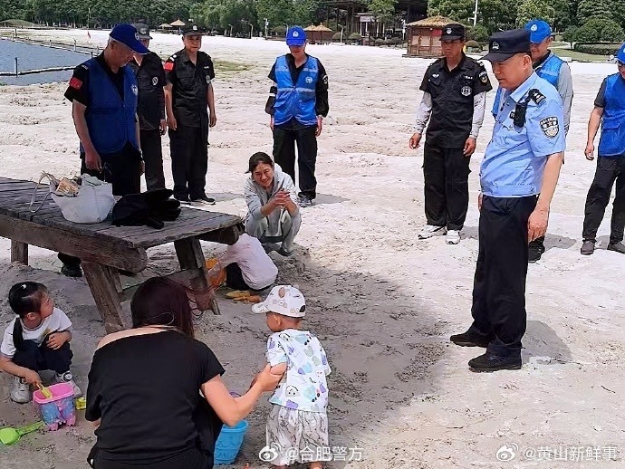合肥民警公园巡检守护群众戏水安全5月15日，安徽合肥，滨湖派出所社区民警在辖区塘