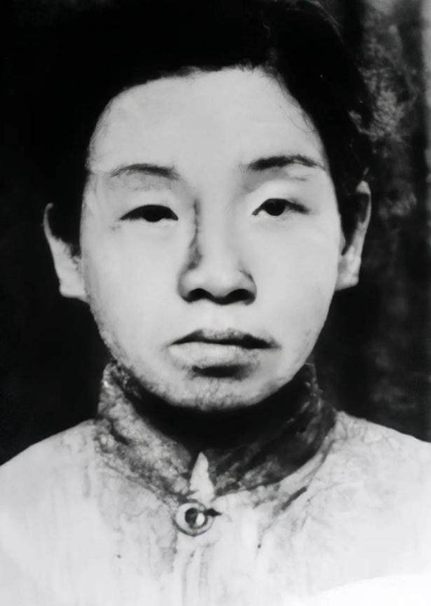 渣滓洞监狱中，特务给女共产党员邓惠中上老虎凳时，无意中碰了一下她的脚底板，邓惠中