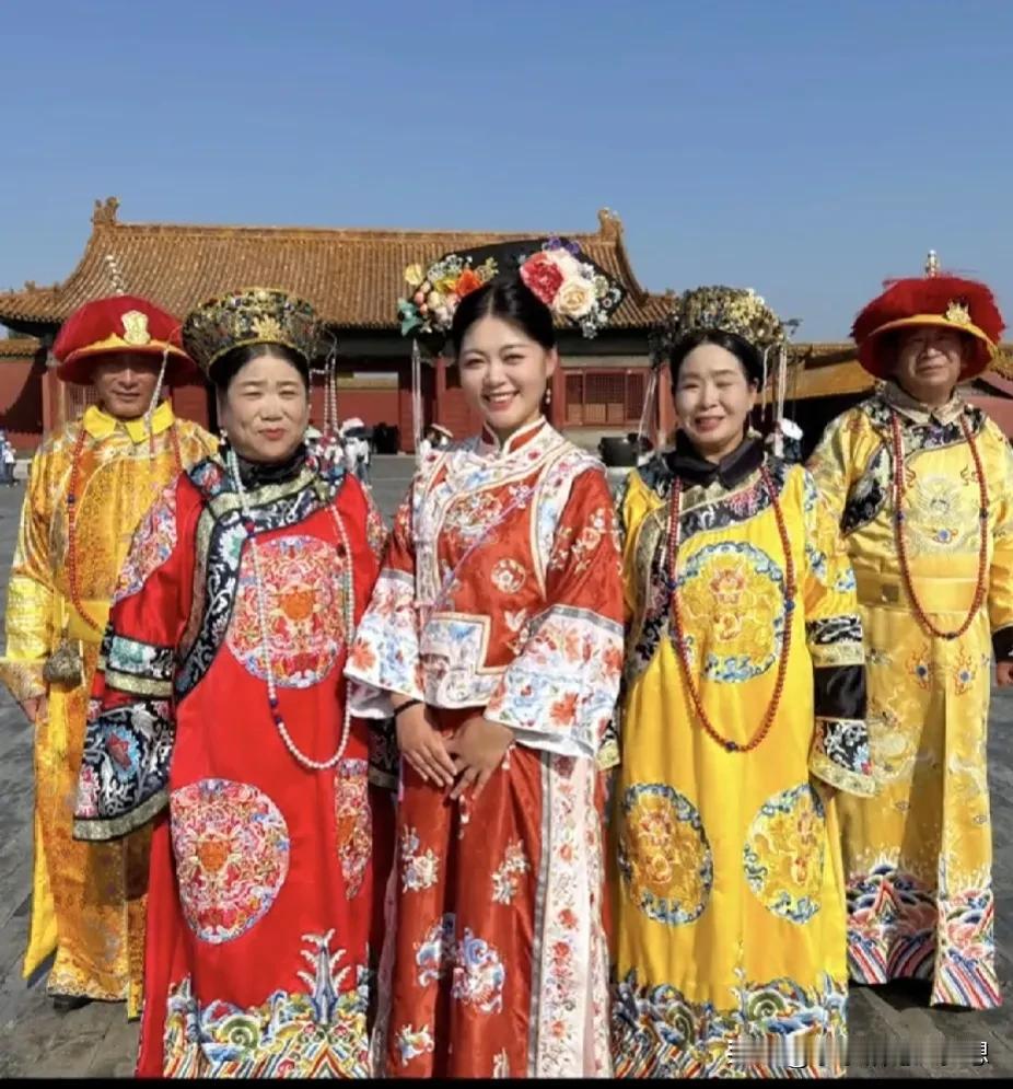 小乔一家打卡北京故宫，小乔打扮成格格，盼盼说他是太监，小乔的婆婆是皇太后，小乔的