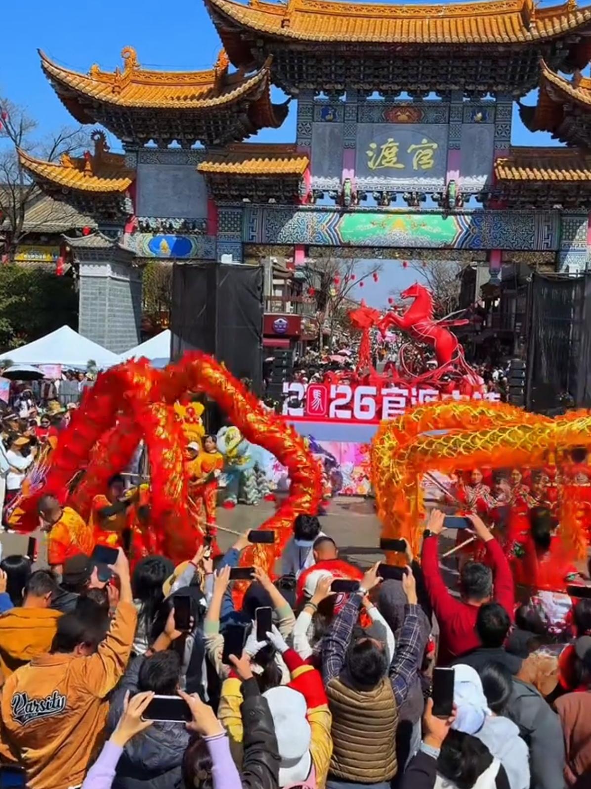 🔥实拍！大年初一官渡古镇挤爆了，全是人！大年初一官渡古镇彻底人山人海，锣鼓震天