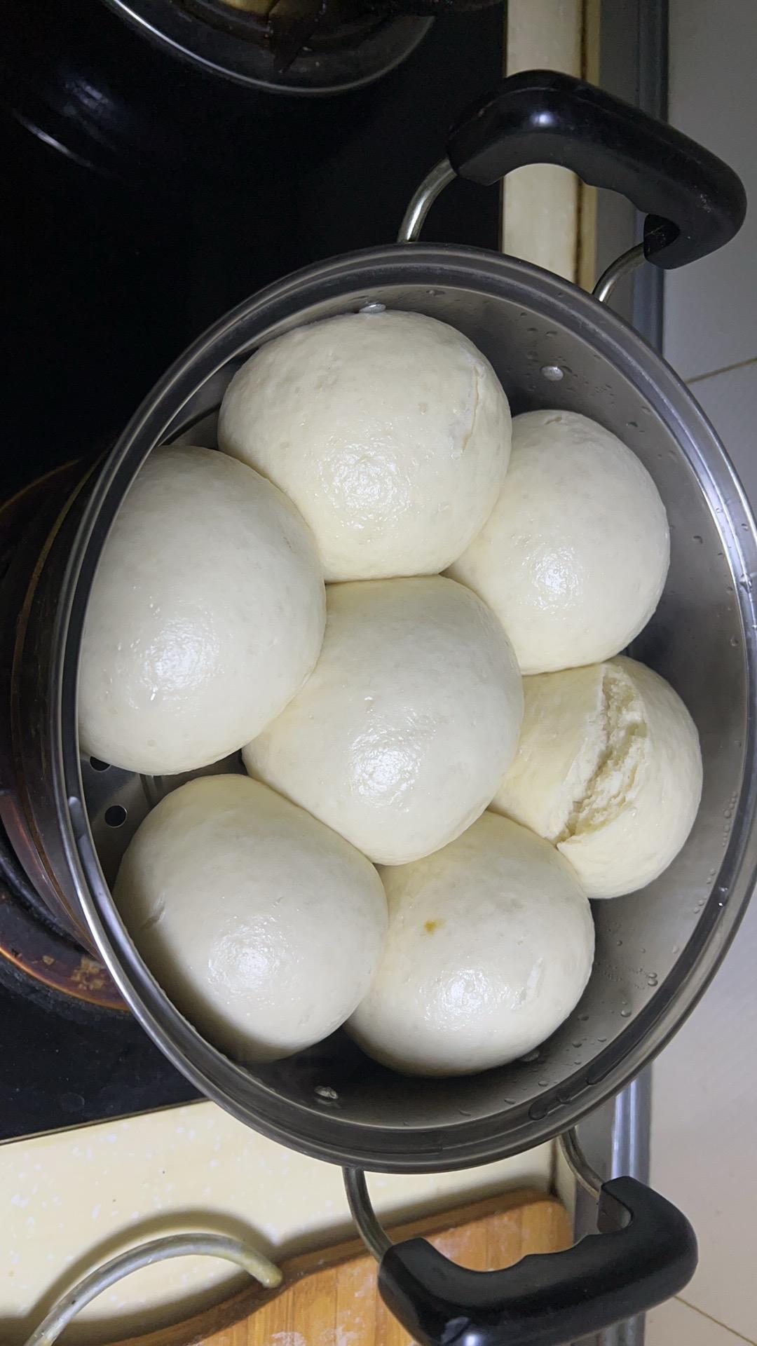 外面卖的馒头看起来挺大的，放第二天早晨就缩的可小了，自己的馒头真的外面买的一点也