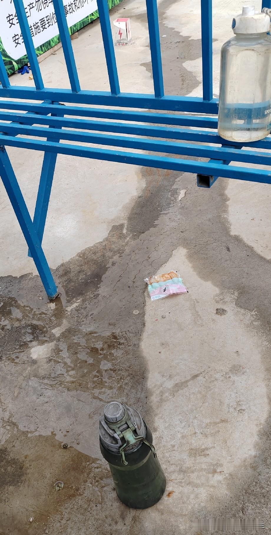 天越来越热，大伙饮水量跟着大增，不少农民工图省事，水杯空了懒得往返茶水炉打水。