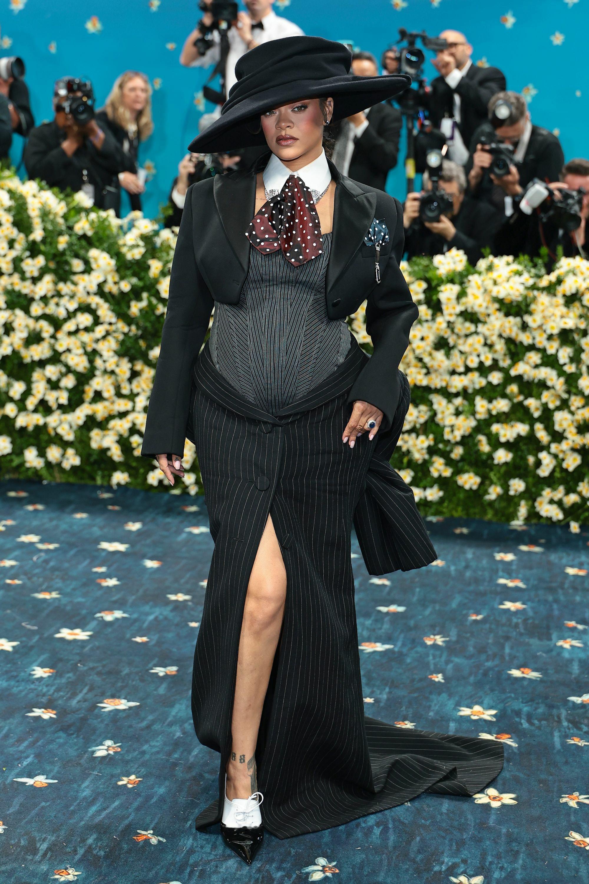 OMFG！Rihanna蕾哈娜挺孕肚亮相MetGalaMetGala红毯美图大赏