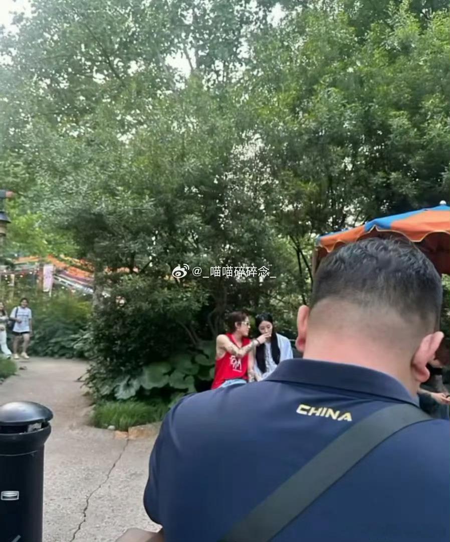 牌牌琦被路人拍到亲昵喂某女孩儿吃东西，举止暧昧毫不避嫌。（看着头发是不是小伊伊）