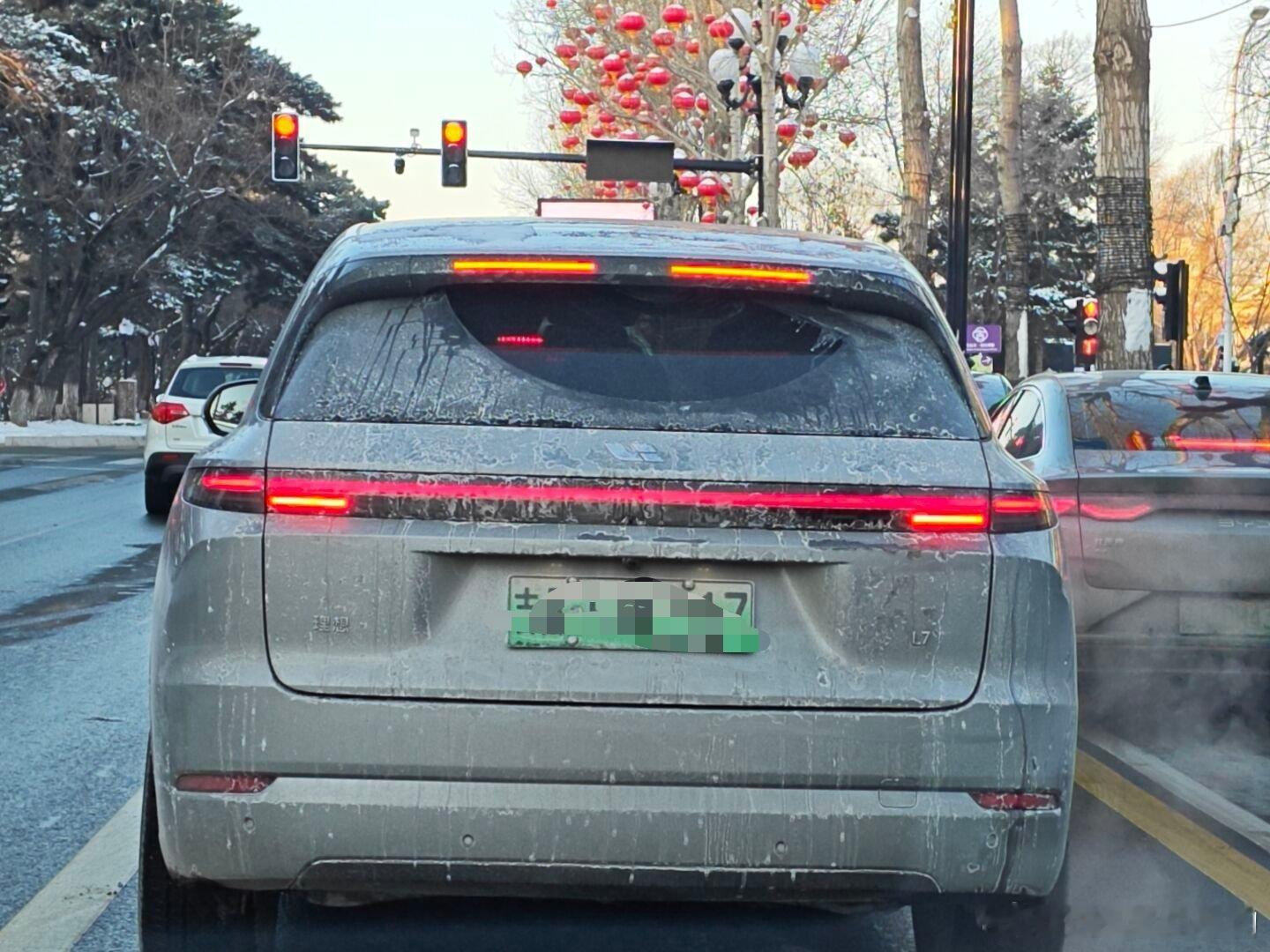 你们那里还用化雪盐吗？不仅污染环境污染水还腐蚀路面腐蚀车辆下雪后路面清洁完第一件