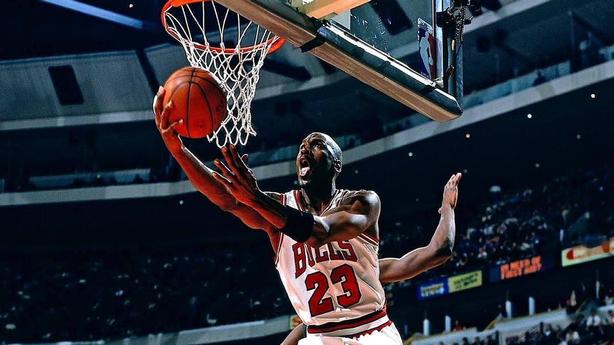 NBA各球星个性给人的感觉：
他就那么出现在黄蜂队的场边，自己找个位置坐下。
他