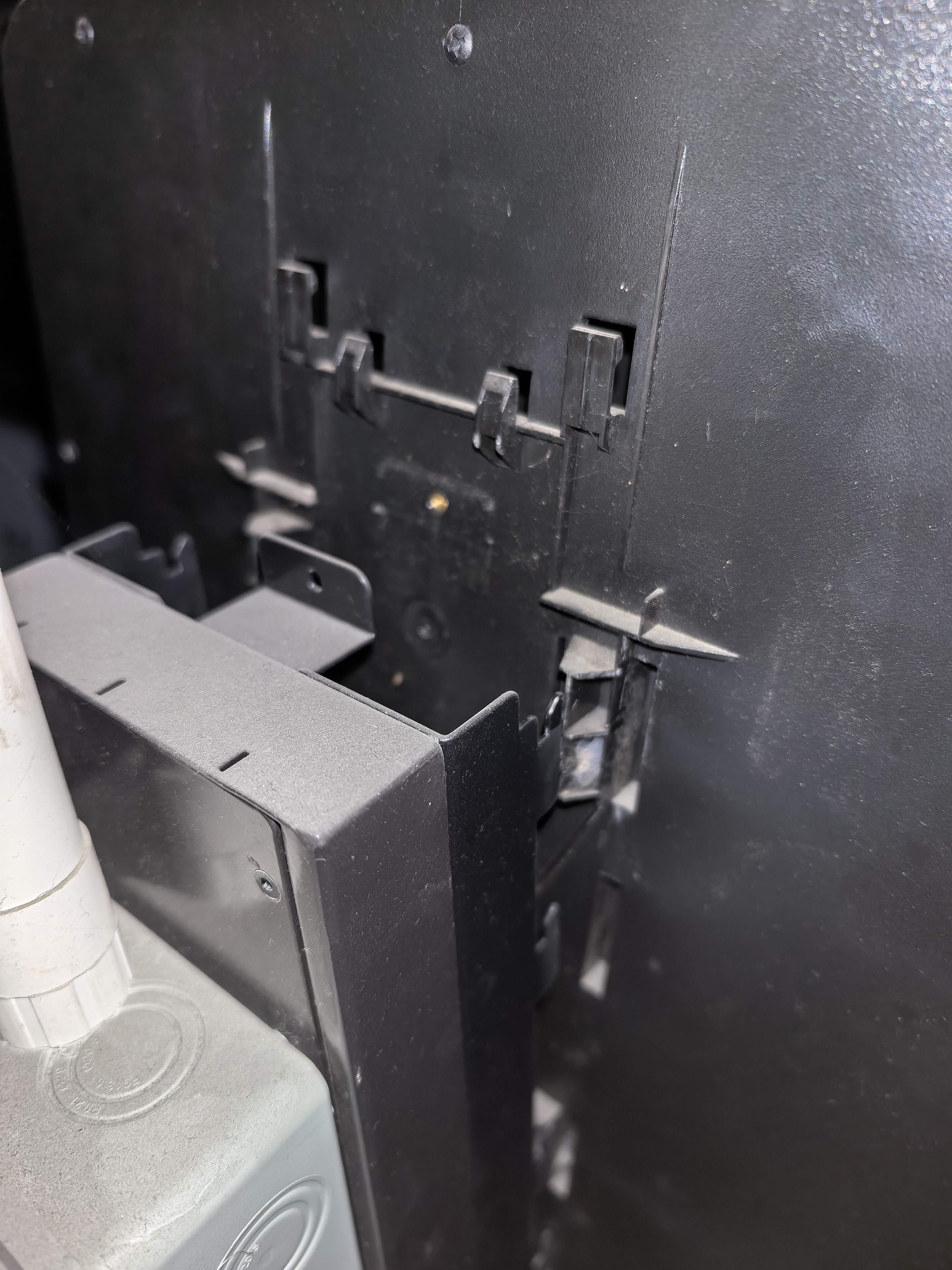 哥们一个月没在家，充电桩箱子变这样了，大家帮忙看看，这是自然脱落，还是被谁撞了，