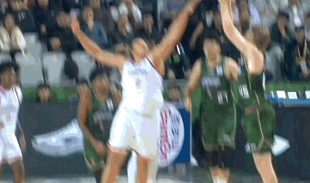 同曦这个大外援三分8中8，三节没打完已经爆砍26分，这个命中率太恐怖了。南京男篮