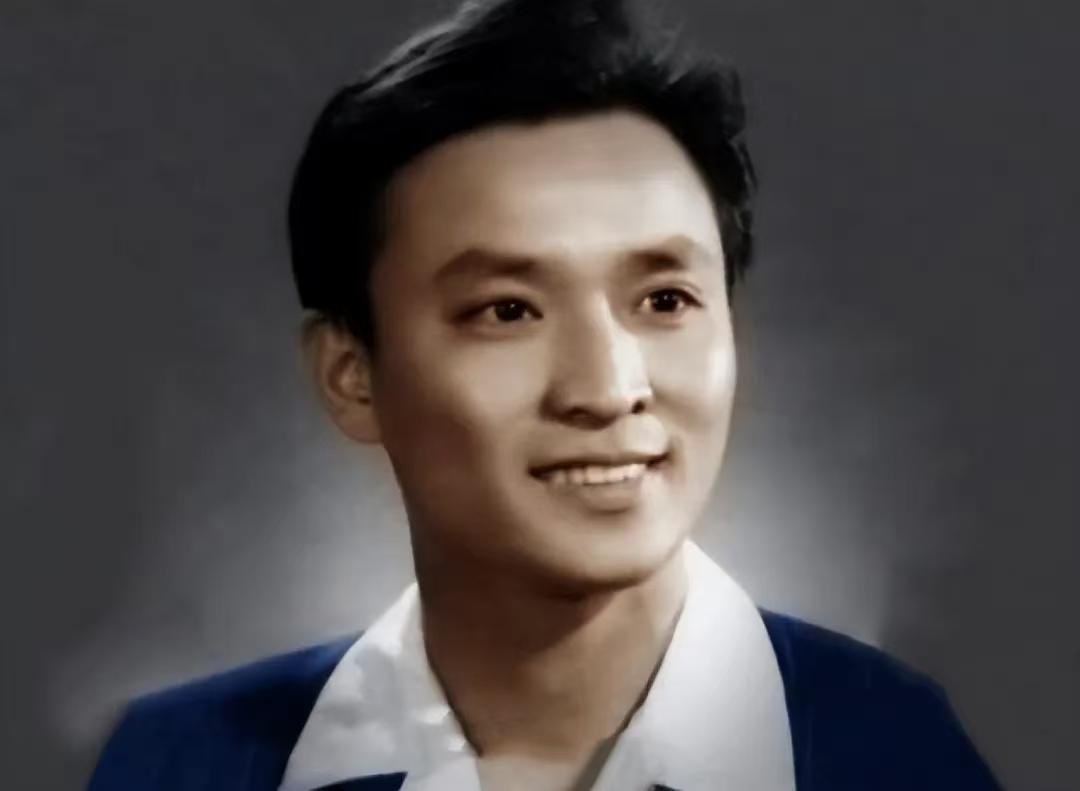 他是著名的影视、话剧表演艺术家。
1980年，凭借在电影《天云山传奇》中扮演男主