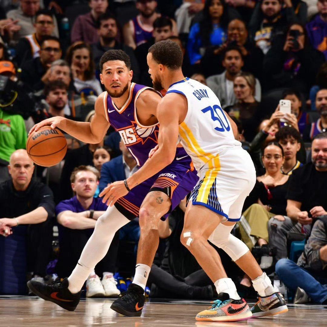 江湖不是打打杀杀，还有人情世故。布克赛后在谈到库里今日上脚自己的代言球鞋：“他现