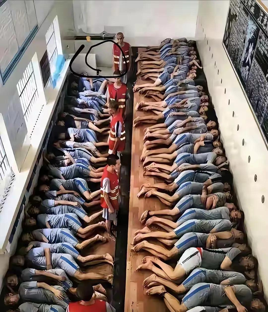 我敢肯定，这照片是P出来的。
中国的监狱管理在全世界所有国家监狱中是最讲人道主义