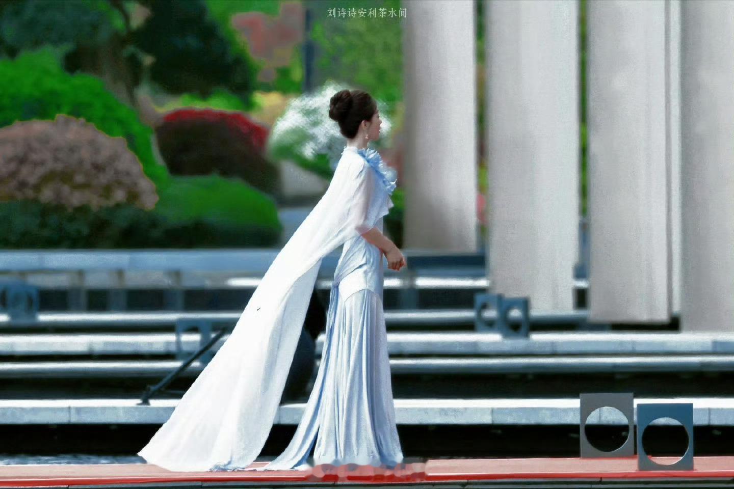 这张图完美诠释了刘诗诗的仪态有多棒，有多绝这才是真正的仙人之姿，这才是真正的仙女