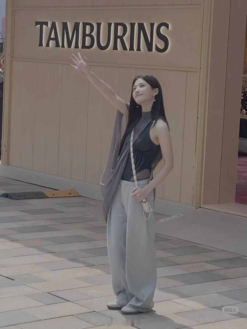 噜噜晓体态真的很差 