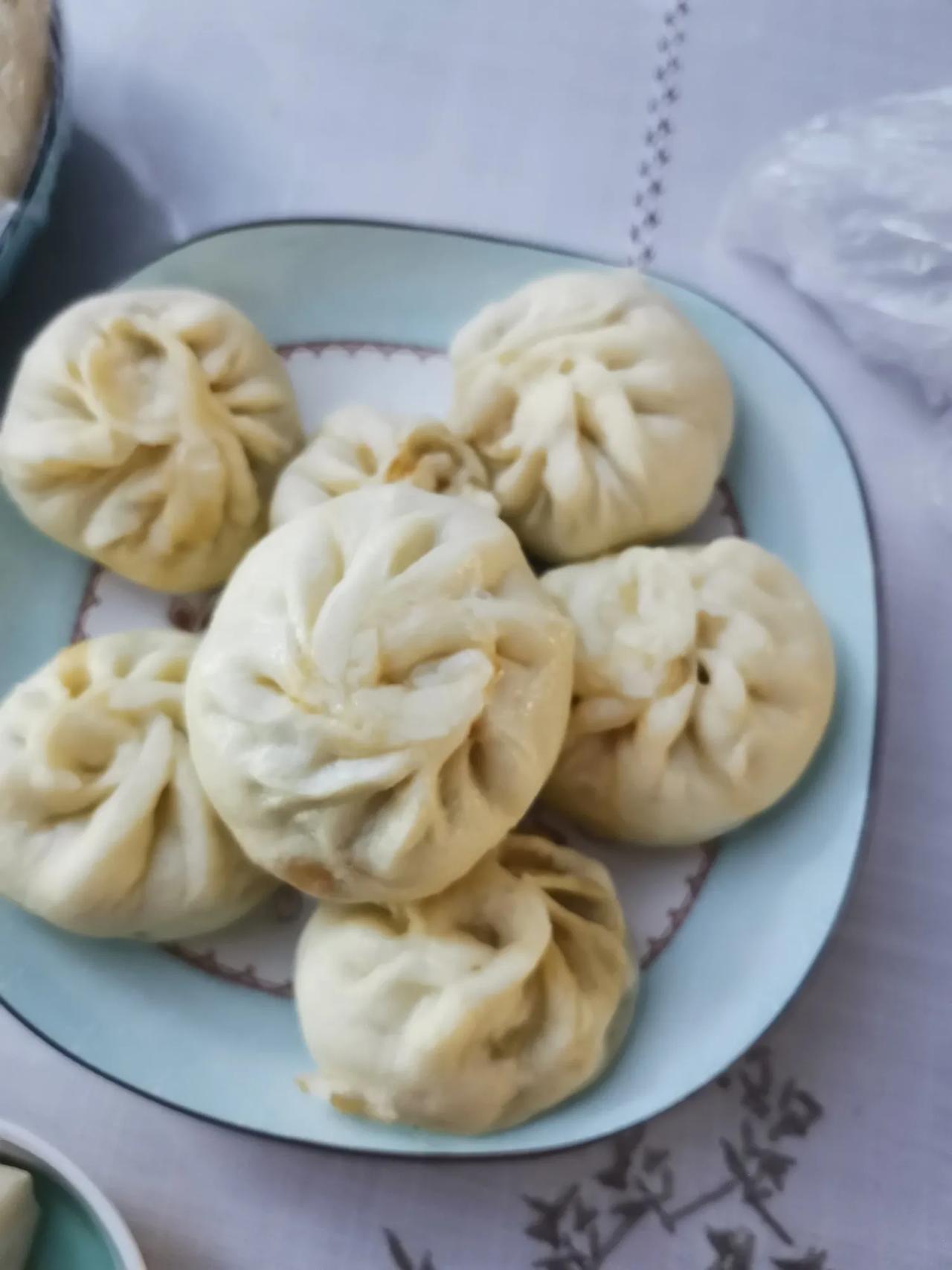 周末，儿子在家休息，他在控体重，但也不能不给他吃饭。
我和老伴去公园跑完步，去附