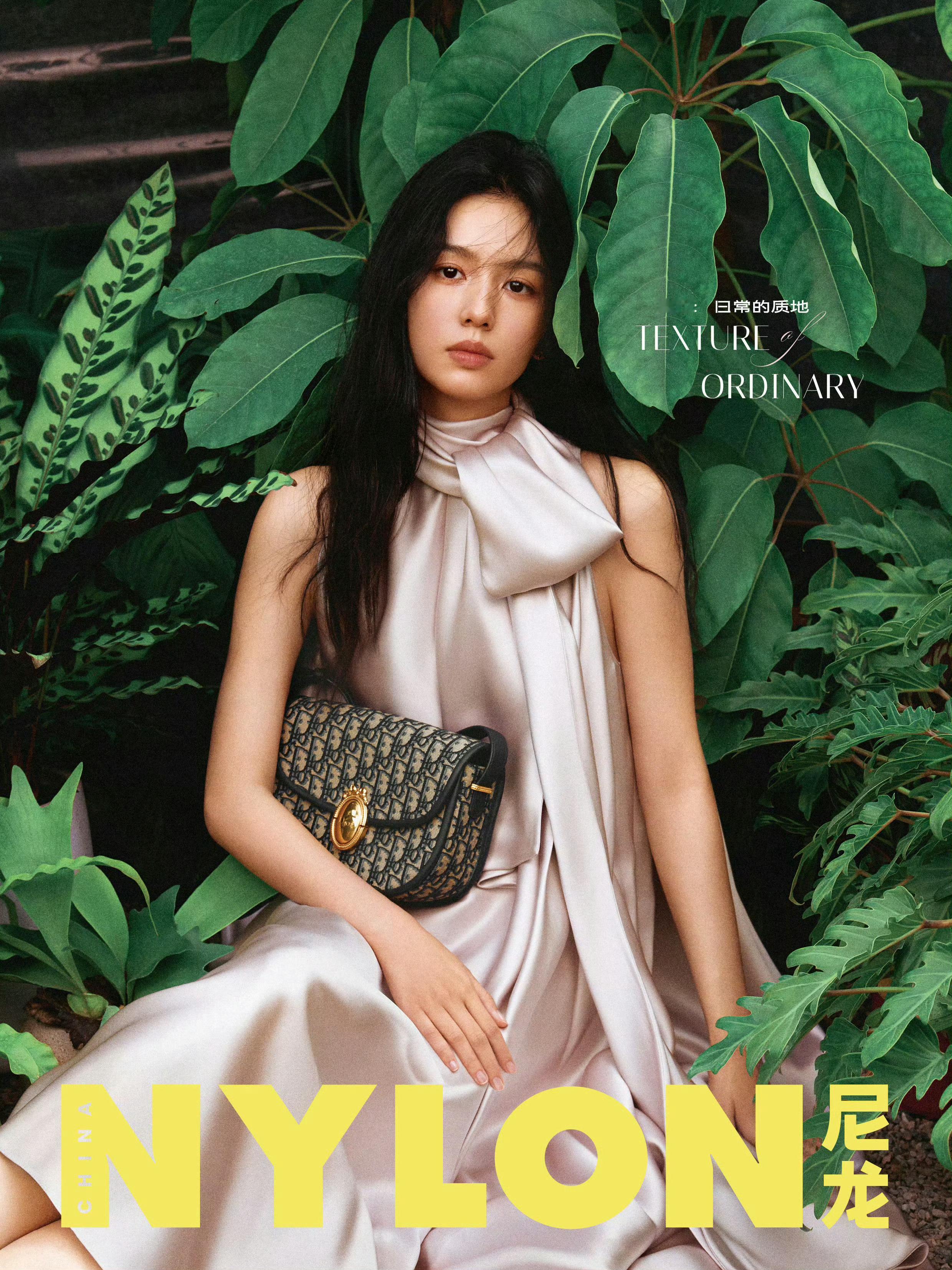 周也✖️NYLON尼龙轻盈且坚定，带着初夏的清新，是藏在质感大片下的高级美🍃周