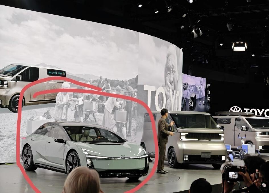 下一代丰田卡罗拉，长这样？

相比现在的是外观大改款
刚刚丰田在东京车展亮相了丰