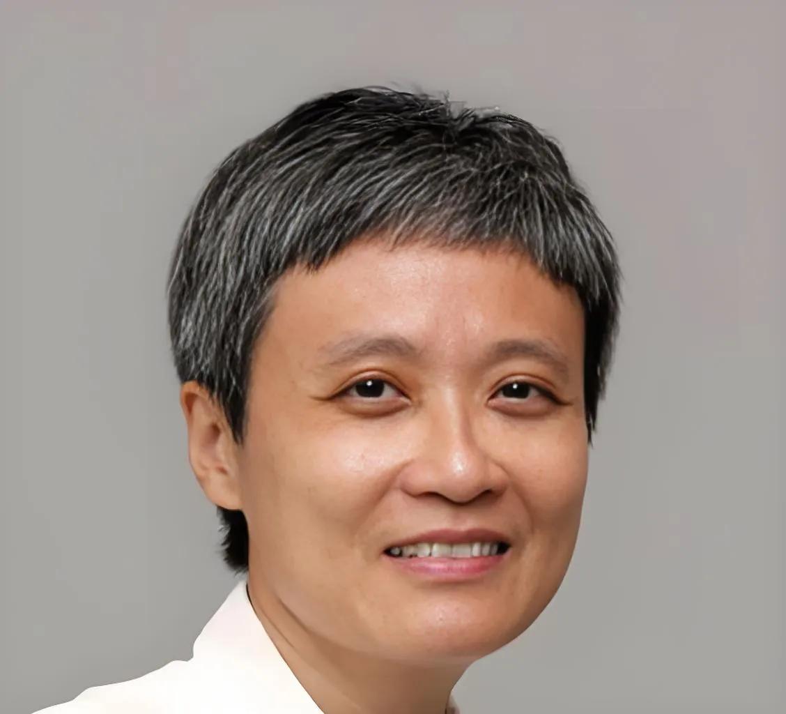新加坡官媒资深媒体人沈泽玮把一部中国有关游子亲情的电影《给阿嬷的情书》，“上纲上