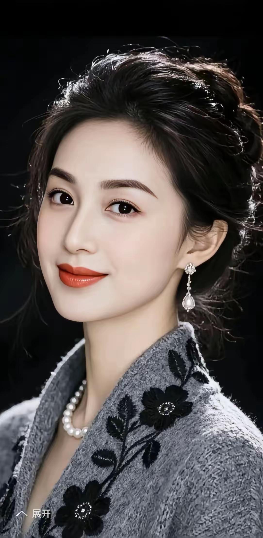 今天，我穿上了这身典雅的V领制服，心情也随之展开，仿佛与这传统之美融为一体。