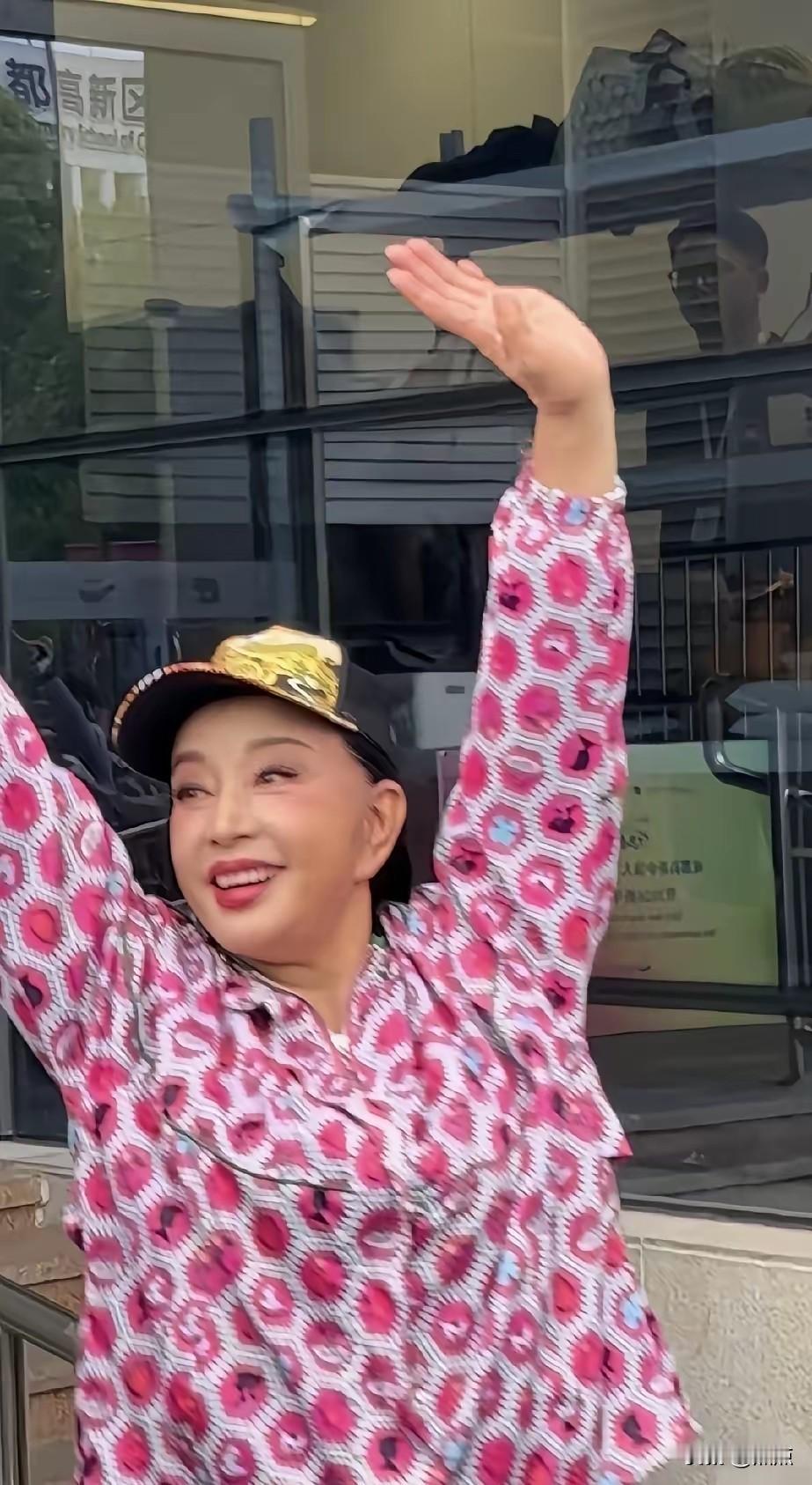 在四川偶遇刚结束演出的刘晓庆，今年75岁的她状态格外出彩。即便化着浓妆，依旧风姿