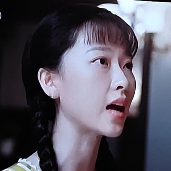 《九个弹孔》里邓向群这经历太有意思了。姐姐邓向荣为给自己铺后路，拉着她去和那群国