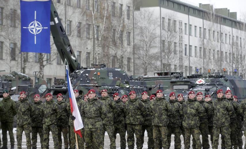 很多关注国际时事的朋友，心里可能都有这个疑问：北约手握绝对的实力优势，为啥就是不