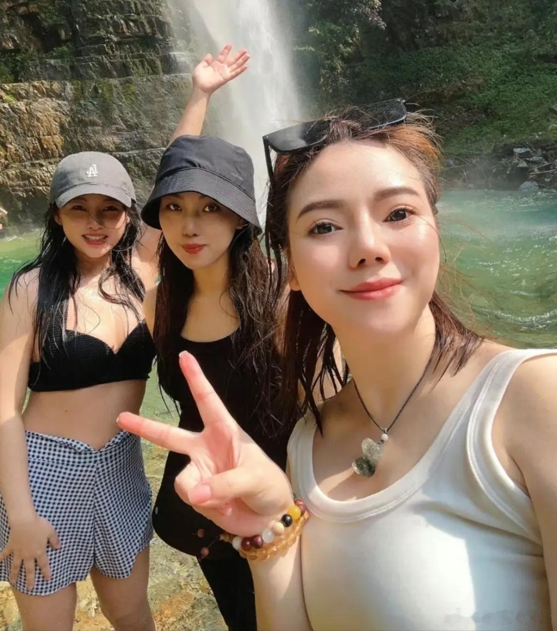 今天，深圳气温太高了。马峦山瀑布溯溪玩水的小姐姐。