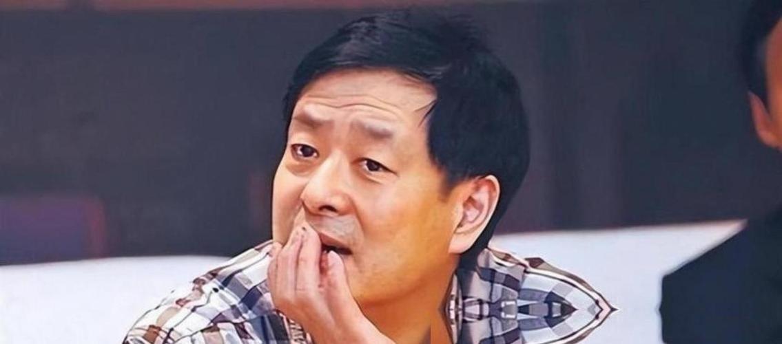 凌晨一点的北京，如果你推开东城区某栋老楼的一扇门，可能会看到极其心酸的一幕。
一